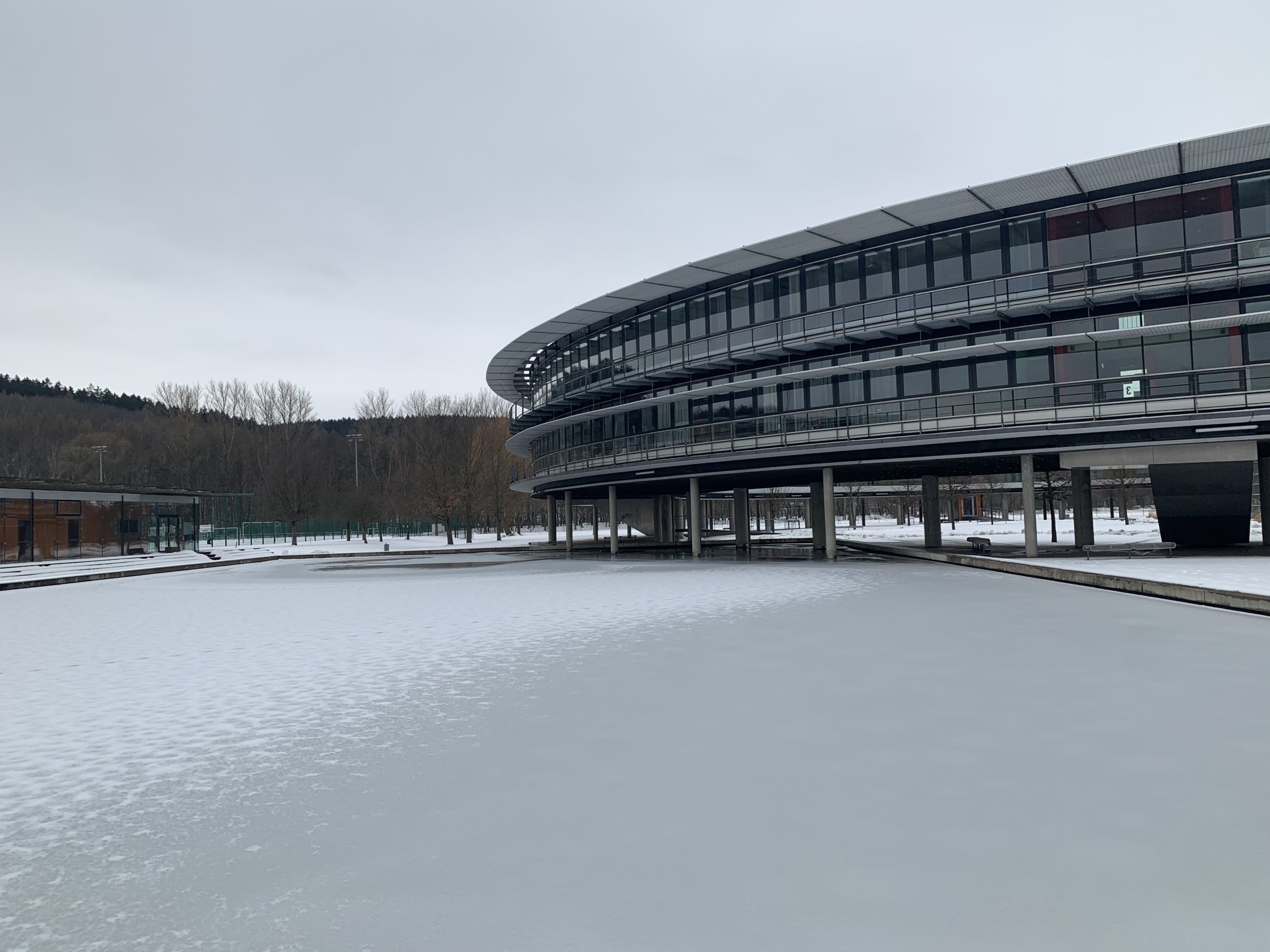 Gymnasium Schule und Teich