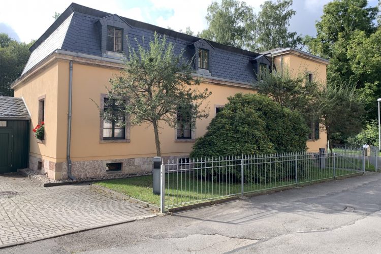 Zahnarzt gegenüber unserer Altbauten